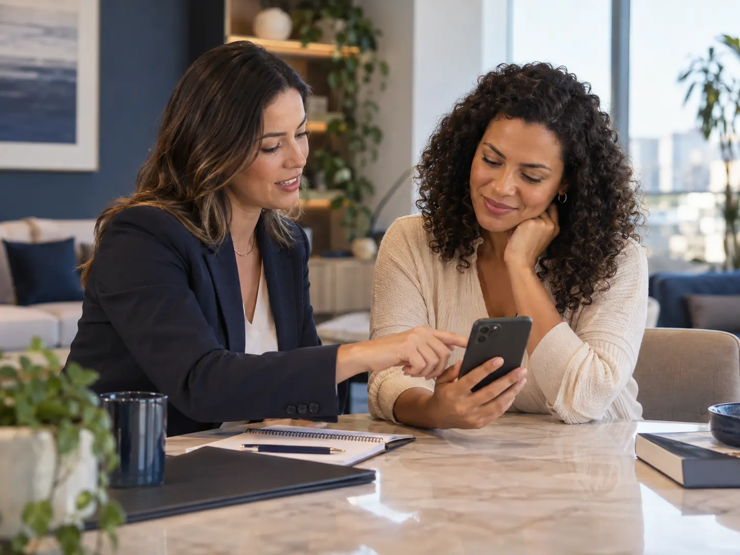 Cliente recebendo orientação personalizada sobre o plano pelo celular